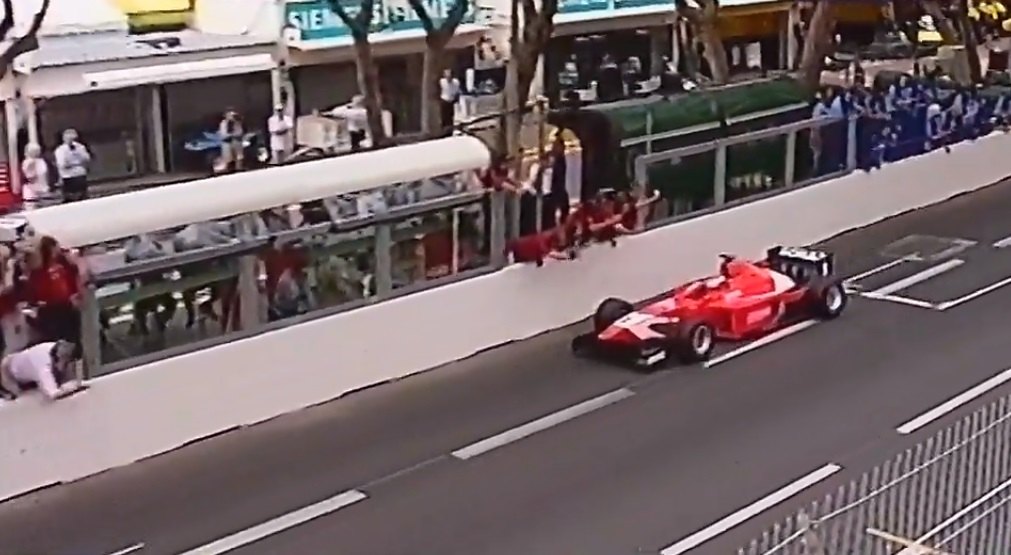 Bjorn Wirdheim vinha para a vitória do GP de Mônaco de 2003 da GP2. Mas quando foi comemorar com a equipe, desacelerou demais