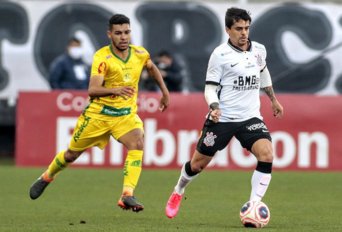FÁGNER - O lateral-direito do Corinthians também marcou presença na seleção do Campeonato Paulista. O experiente defensor foi bem avaliado na campanha do Timão.