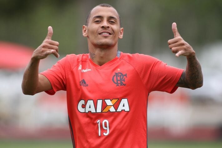 Alan Patrick estava no Flamengo e enfrentou o Palmeiras, seu ex-clube. Ele marcou nos dois turnos contra o Verdão, na derrota por 2 a 1 e um empate por 1 a 1.