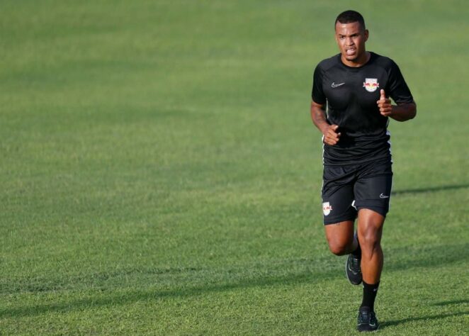 Alerrandro é mais um jovem do RB Bragantino, entretanto não recebe muitas oportunidades devido a titularidade absoluta de Ytalo, deixando o atacante sempre no banco de reservas.