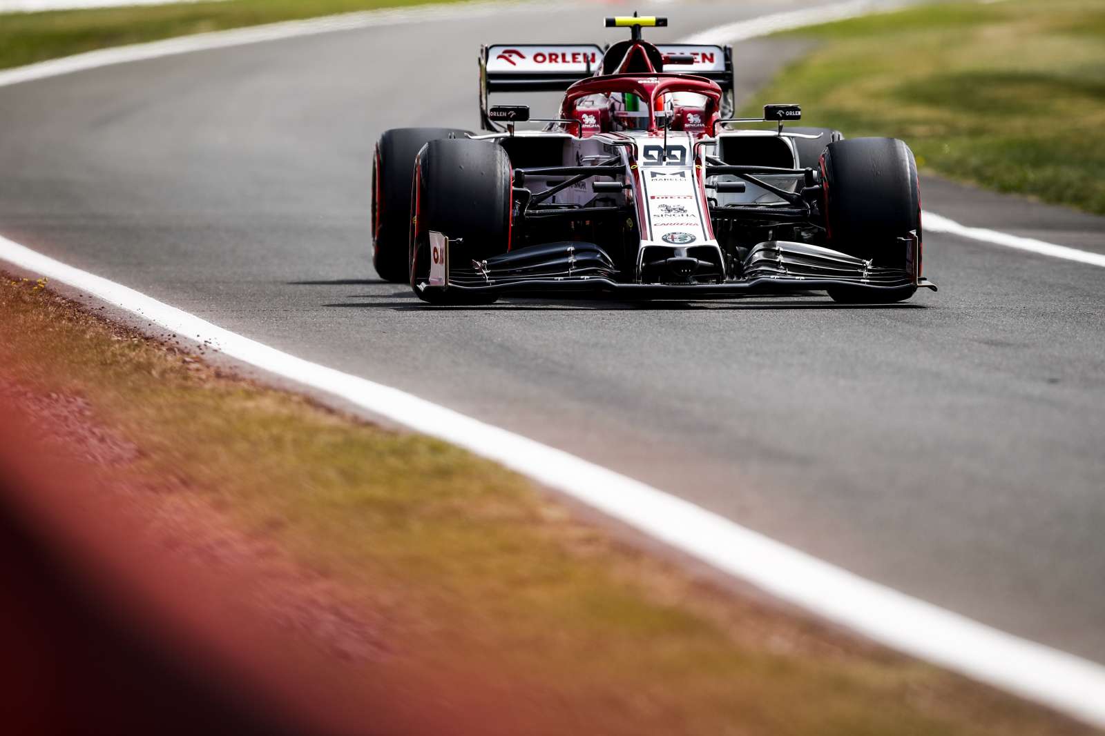 Antonio Giovinazzi abre a última fila do grid, composta apenas por carros da Alfa Romeo