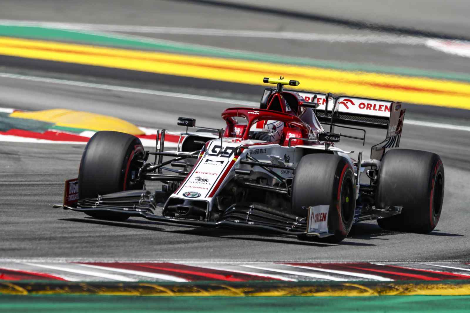 Antonio Giovinazzi fecha o grid e larga na última posição