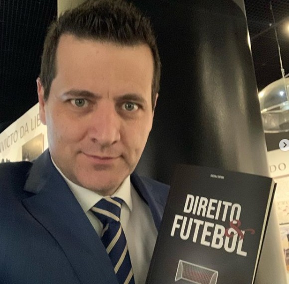 Andrei Kampff ficou 25 anos na Globo e atualmente tem um blog no UOL chamado “Lei em Campo” – ele também é formado em Direito. Além disso, ele é comentarista na DAZN.