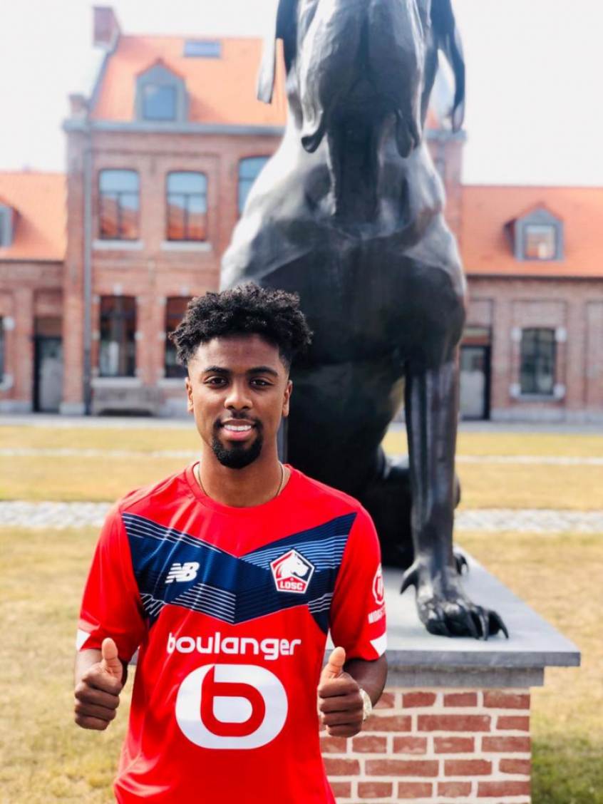 FECHADO - O Lille, clube que disputa a primeira divisão da França, anunciou neste domingo (9) a contratação do jovem inglês Angel Gomes, do Manchester United. O meia-atacante de 19 anos assinou contrato até 2025 com a nova equipe.