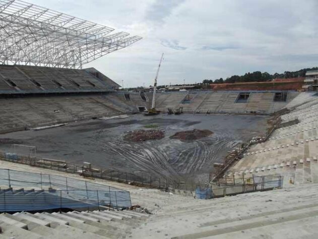 Já o pontapé inicial da obra foi dado às 8h14 do dia 30 de maio de 2011, quando foram ligadas as primeiras máquinas na obra da Arena Corinthians, para o trabalho de terraplanagem.