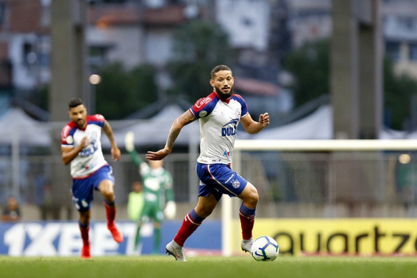 MORNO - O Cruzeiro está de olho no atacante Arthur Caíke, ex-Bahia, que pertence ao Al Shabab, dos Emirados Árabes. O time mineiro já contatou o staff do jogador, mas como falta grana na Toca da Raposa, para Arthur vir, teria de convencer os árabes a emprestar o jogador.