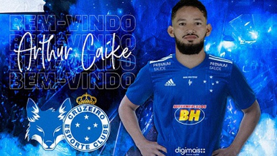 FECHADO - O Cruzeiro anunciou a contratação de um novo reforço para o ataque: o atacante Arthur Caíke, de 28 anos, que estava no Al Shabab, dos Emirados Árabes. Ele chega à Raposa por empréstimo. O jogador já está liberado para atuar pelo time celeste.