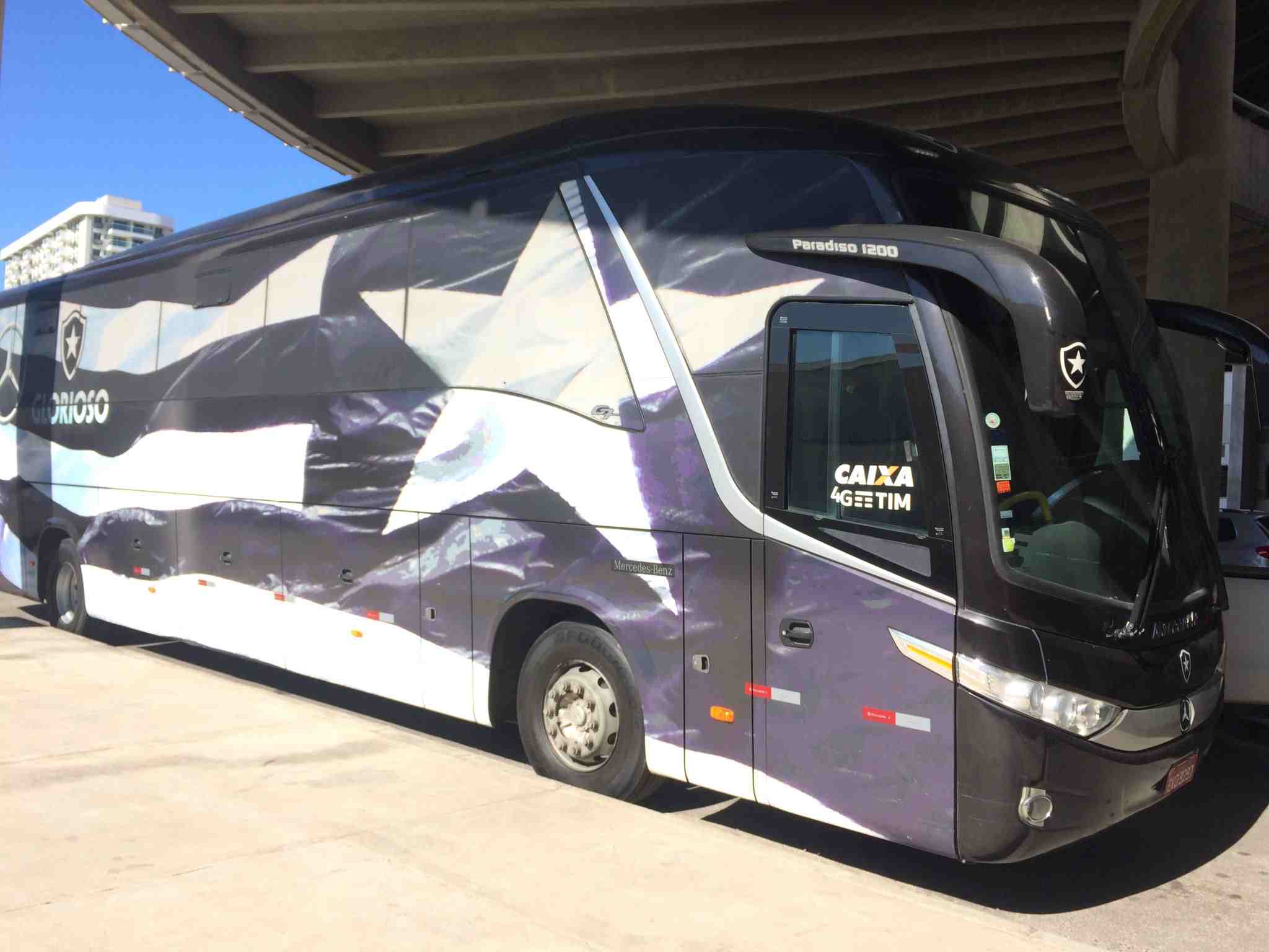 A estrela do Botafogo tem grande destaque entre a cor preta do ônibus.