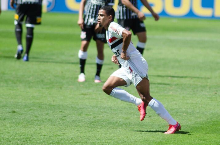 Neste domingo, o São Paulo bateu o Corinthians por 2 a 1, no Morumbi, com gol de falta de Hernanes ainda no primeiro tempo e gol de Brenner (foto) aos 46 minutos do segundo tempo. Os autores dos gols e o zagueiro Diego, cria da base tricolor, foram os melhores do São Paulo no Majestoso. Veja as notas do LANCE! para o Tricolor.