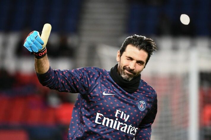 O goleiro italiano Buffon atuou na Juventus de 2001 a 2018, com 656 jogos. Foi para o PSG e retornou à Juventus na temporada passada.