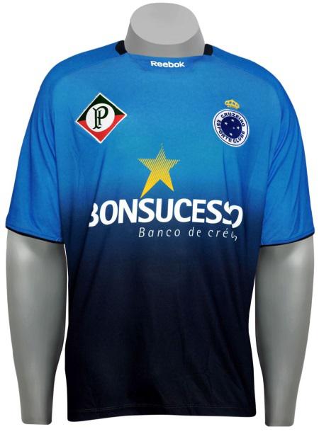 Dois anos antes, em 2009, a Raposa lançou camisa 3 com o primeiro símbolo do clube no lado direito e o símbolo atual no lado esquerdo.