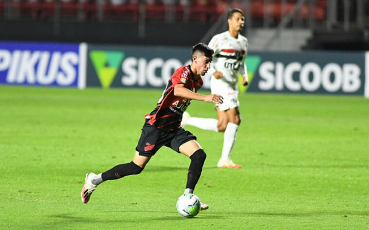 Athletico-PR - Cittadini, Geuvânio e Bissoli criaram as melhores chances da equipe no primeiro tempo, mas todos foram sacados por Dorival Junior em alterações cautelosas que acabaram custando ao time o domínio das ações e a quarta derrota seguida.