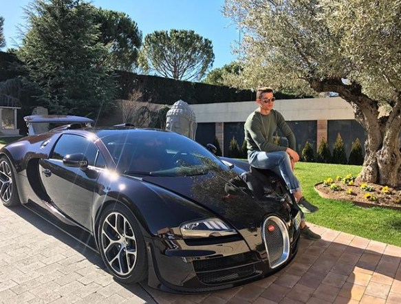 O Bugatti Veyron também está na garagem, com poderoso W16 8.0 quadriturbo com 1.200 cavalos.