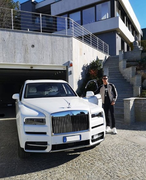 O craque também tem em sua garagem um Rolls-Royce Cullinan, primeiro SUV da marca e tem um motor 6.75 V12 biturbo. No Brasil, custa R$ 4,6 milhões.