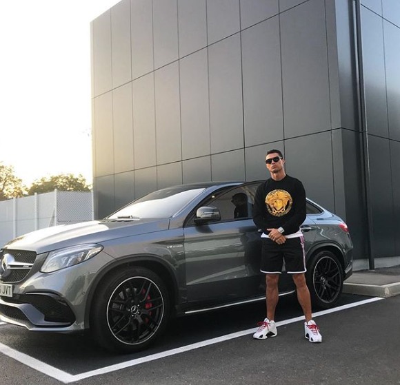 Na sua estante de carros, também há espaço para uma Mercedes-AMG GLE 63S, que custa a “pechincha” de cerca de  R$ 900 mil.