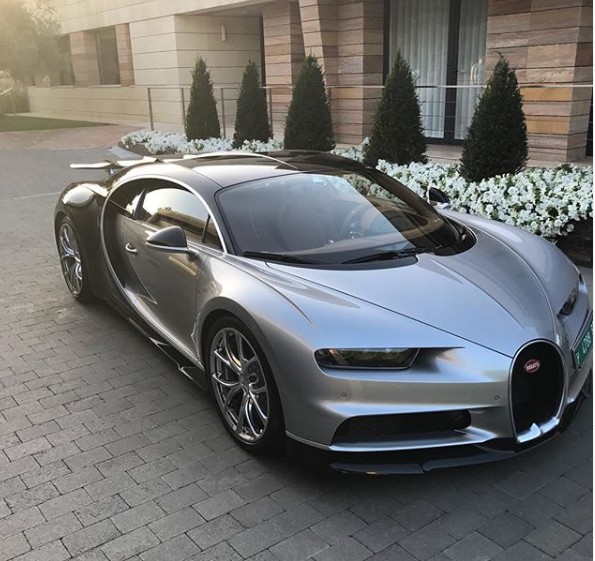 O Bugatti Chiron é um dos carros do craque e custa R$ 16 milhões.