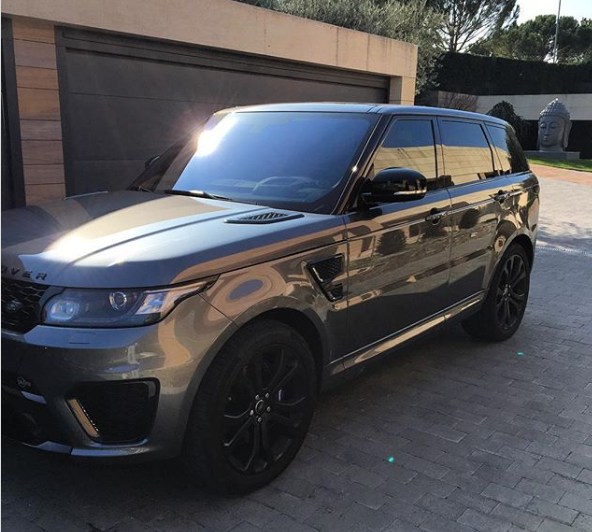 A Range Rover SVR tem motor V8 5.0 Supercharged de 575 cavalos.