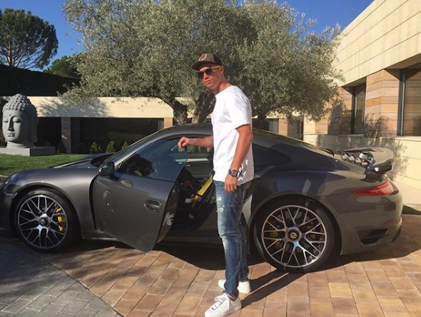 O Porsche 911 Carrera S também faz parte da coleção de CR7.