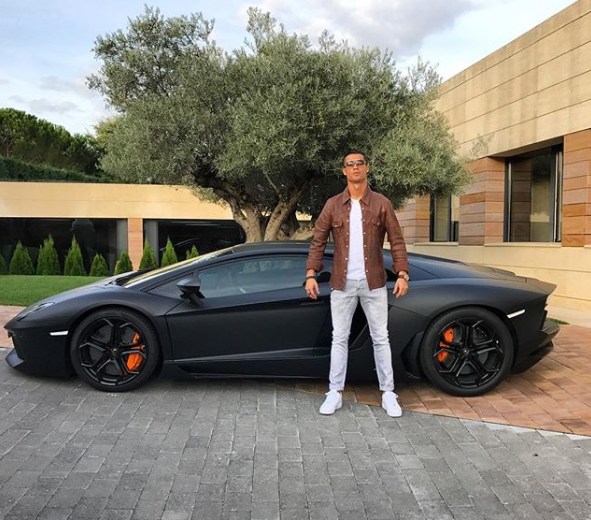 Ele também possui um Lamborghini Aventador LP-700.