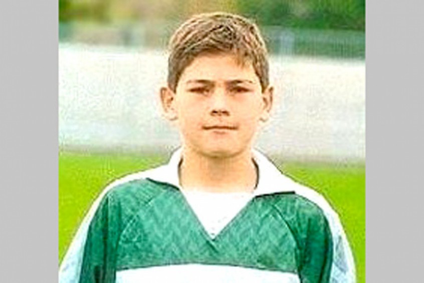 Casillas chegou ao Real Madrid aos nove anos de idade e defendeu a camisa do clube por 25 anos. Ele chegou ao time principal em 1997, mas estreou apenas dois anos depois, aos 18 anos de idade. No total, foram 725 jogos defendendo a meta merengue – foi expulso apenas três vezes.