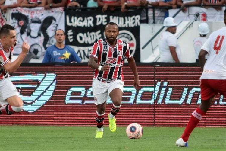 Com passagens por Santos e Flamengo, o lateral-esquerdo Chiquinho faz parte do elenco do Santa Cruz para esta temporada. Pelo Peixe, o jogador foi campeão paulista de 2015 , sendo muitas vezes titular da equipe.