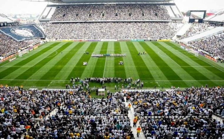 PRIMEIRO JOGO OFICIAL NA ARENA - Em 2014, foi inaugurada a Arena Corinthians, no bairro de Itaquera. A primeira partida oficial do Timão em sua nova casa foi no dia 18 de maio de 2014, válido pelo Campeonato Brasileiro daquele ano, onde o Corinthians foi derrotado pelo Figueirense, por 1 a 0.Na Casa do Povo, que após acordo de naming rights passou a se chamar Neo Química Arena, o Timão conquistou o Campeonato Paulista de 2017 e 2019. Além desses títulos, a Arena foi fundamental nas campanhas dos títulos do Estadual de 2018 e do Brasileirão de 2015 e 2017.