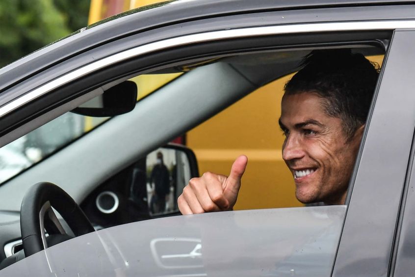 Além de colecionar gols (são mais de 730 no profissional) e títulos na carreira, o português Cristiano Ronaldo, da Juventus, também tem um enorme apreço por carros. Recentemente, divulgou uma foto onde aparece com seu mais novo “brinquedo”, um Butatti Centodieci. Confira a seguir uma parte de sua coleção, que, estima-se, tem mais de 20 carros!