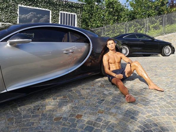 A mais nova aquisição de Cristiano Ronaldo foi um Bugatti Centodieci exclusivo, que possui apenas dez unidades produzidas e custa R$ 50,1 milhões. A máquina chega aos 100 km/h em apenas 2,4 segundos.