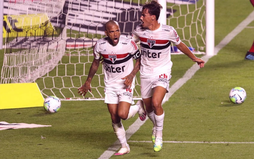 O São Paulo não teve uma grande exibição, mas venceu em sua estreia no Brasileirão, por 1 a 0 sobre o Fortaleza, nesta quarta-feira, no Morumbi. Volpi, com boas defesas, e Daniel Alves, o autor do gol, foram os melhores do Tricolor paulista. Confira as notas do São Paulo no LANCE! (por Felipe Melo - felipeeduardo@lancenet.com.br)  