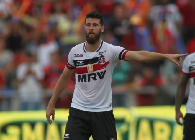 O experiente zagueiro Danny Morais está na equipe do Santa Cruz, que vai jogar a Série C do Brasileirão. O jogador passou por Internacional, Botafogo, Bahia e Chapecoense. Foi bicampeão gaúcho, com o Colorado e campeão carioca, pelo Fogão..