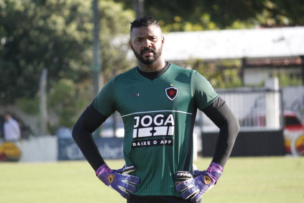 Quem também faz parte da equipe do Botafogo-PB é o goleiro Felipe, ex-Corinthians e Flamengo. No Timão, venceu o Brasileiro da Série B em 2008, o Paulistão e a Copa do Brasil de 2009. No Mengão, foi bicampeão carioca e campeão da Copa do Brasil em 2013. 