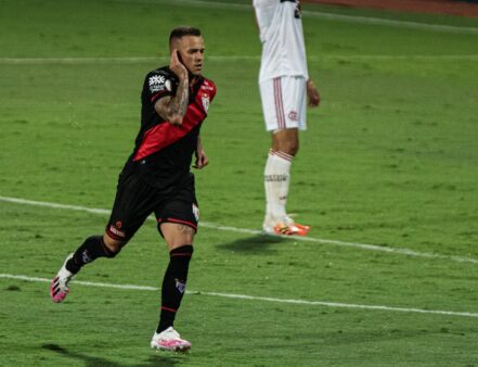 Destaque do Atlético-GO, o atacante Gustavo Ferrareis está emprestado aos goianos até dezembro deste ano, mesmo período que se encerra o contrato com o Internacional.