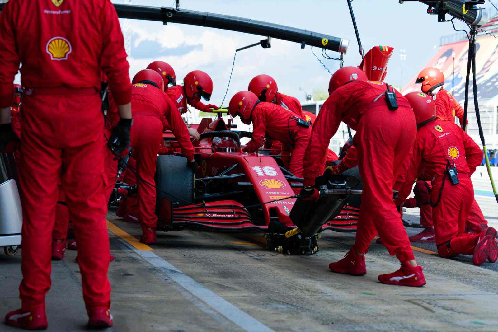 O monegasco sofreu com um problema elétrico, rodou, voltou em 20º e abandonou logo depois