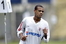 Abrindo o top-3 temos o atacante Gil, que marcou 53 gols pelo Corinthians. Ele defendeu o Timão entre 2000 e 2005.