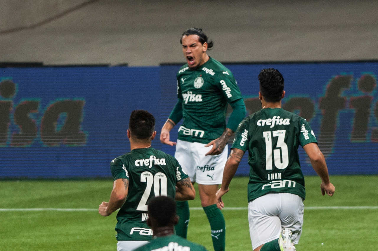 Sem inspiração, o Palmeiras não saiu de empate por 1 a 1 contra o Goiás, que jogou repleto de desfalques por conta da Covid-19. A partida no Allianz Parque teve o zagueiro Gustavo Gómez como o principal nome do Palmeiras. Veja as notas do LANCE!. (Por Gabriel Grey - gabrielgrey@lancenet.com.br)