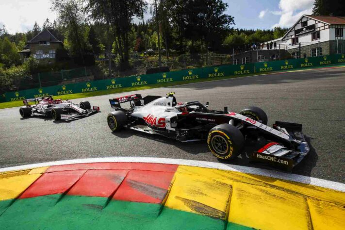 Kevin Magnussen sofreu com o carro e terminou apenas em 17º