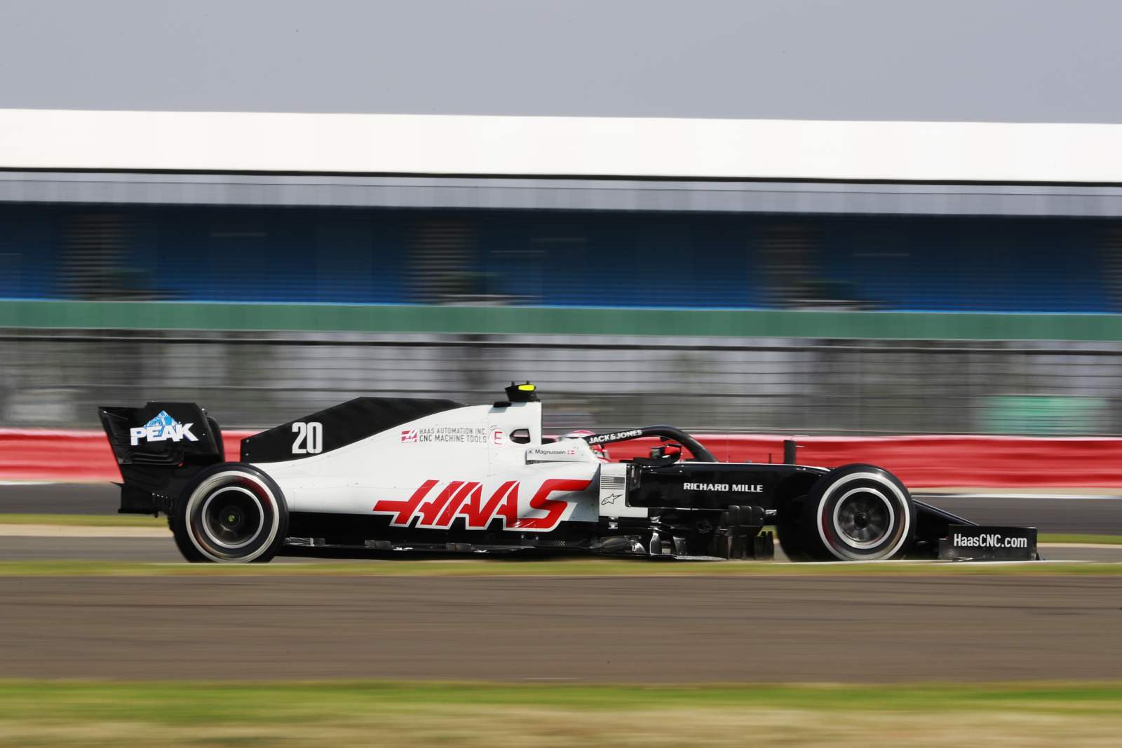 Kevin Magnussen, da Haas, foi o único piloto da abandonar em Silverstone