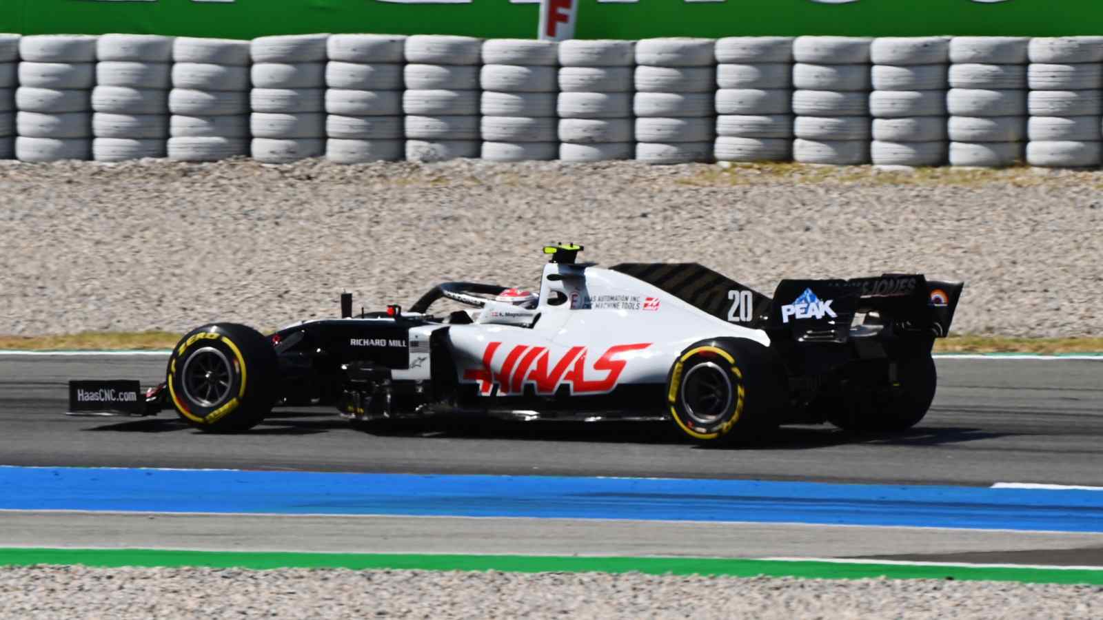 Kevin Magnussen terminou o dia apenas em 16º