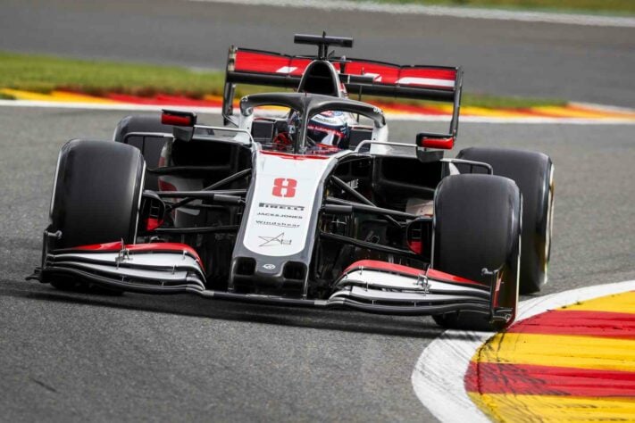 Romain Grosjean acelera o carro #8 no segundo treino livre em Spa