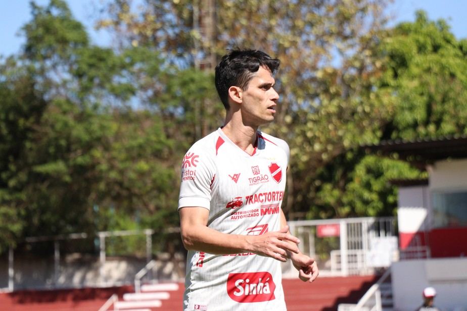 Com passagens por Athletico Paranaense, Figueirense e futebol asiático, o atacante Henan vai jogar no Vila Nova na Série C.
