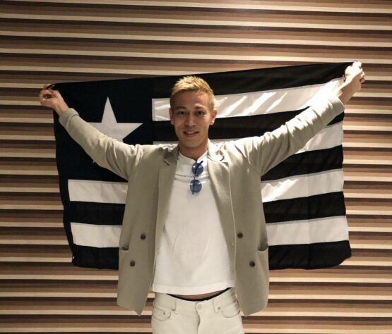 Jogador do Botafogo, o japonês Keisuke Honda é sinônimo de estilo há muito tempo. O meia ganhou fama pelo mundo por conta do seu bom futebol aliado aos cabelos descoloridos. Fora de campo, o jogador gosta de usar blazers.