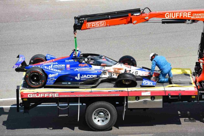 O carro de James Davison após a explosão do freio, que resultou na primeira bandeira amarela 