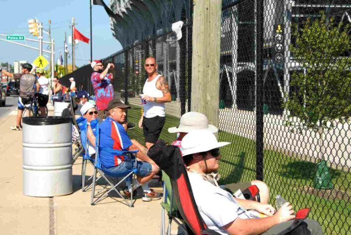 Mesmo com portões fechados, fãs acompanharam a corrida do lado de fora