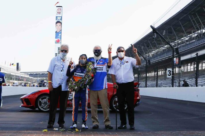 A comemoração de Sato ao lado dos proprietários Bobby Rahal, David Letterman e Mikel Lanigan