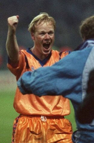 Ronald Koeman iniciou sua carreira como jogador em 1980, quando atuou no modesto Groningen, da Holanda, e é um dos poucos a ter jogado nos três grandes rivais de seu país: foi campeão nacional pelo Ajax (uma Eredivisie, em 84/85, e uma Copa da Holanda, em 85/86); depois fez história no PSV (foi tricampeão da Eredivisie, bi da Copa nacional e campeão da Champions em 87/88, em cima do Benfica); e, já no fim da carreira, atuou no Feyenoord, em 97, sem títulos.