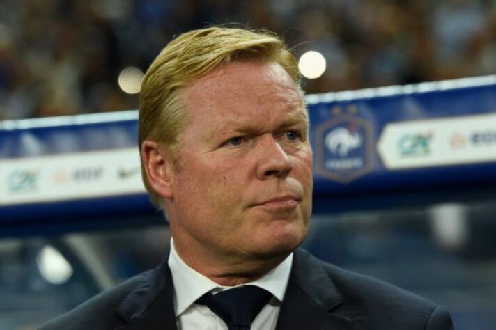 ESQUENTOU - A situação de Ronald Koeman está cada vez mais complicada no Barcelona. Pressionado por atuações e resultados recentes, o treinador holandês está na corda bamba no clube catalão e corre risco de demissão, especialmente após a derrota por 3 a 0, para o Benfica, na Champions League. Após a partida, o comandante blaugrana esclareceu que o Barcelona não é mais o mesmo de anos atrás e cutucou a diretoria. Questionado se sente-se apoiado, o holandês afirmou que não duvida do empenho dos atletas, mas não disse se sente o mesmo por parte do clube.