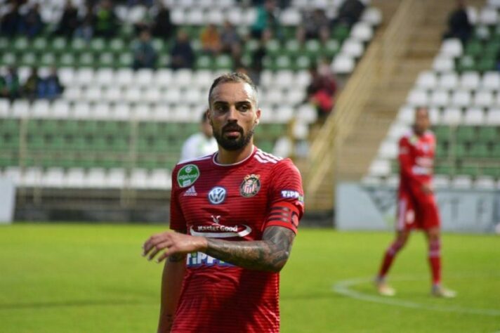 A Hungria, cuja capital é Budapeste, onde acontecerá a Supercopa da UEFA, autorizou a entrada de torcida com algumas limitações no final de maio, porém, em junho, já não havia mais restrições. Na foto, o brasileiro Lucas Marcolini, meia do Kisvárda. 