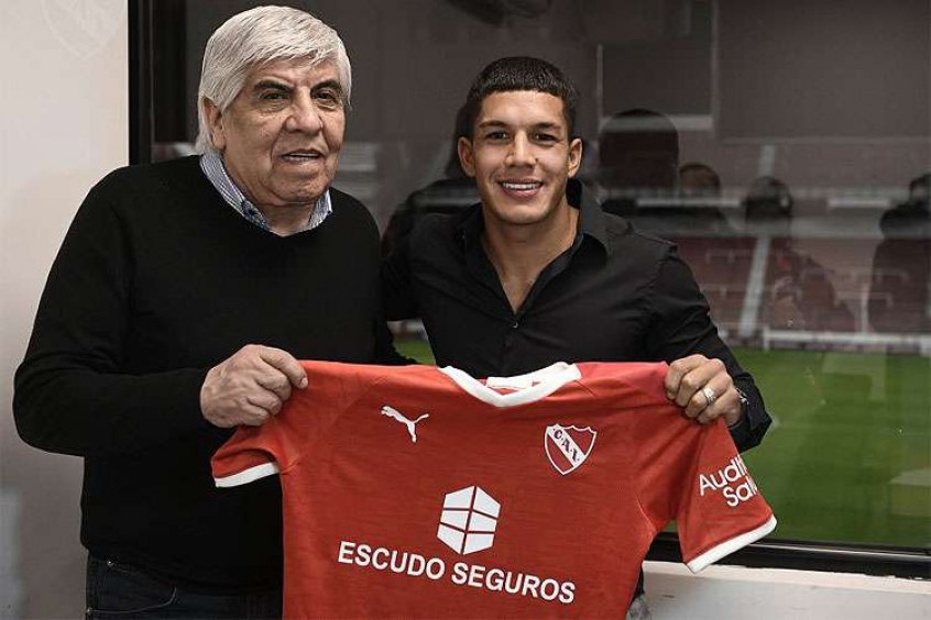 ESQUENTOU - O Independiente (Argentina) definiu um valor para negociar o volante Lucas Romero, que interessa a Internacional e Cruzeiro. O 'Rei de Copas' estipulou o valor de 1 milhão de dólares para que o jogador, cujo contrato tem duração até junho de 2023, seja liberado com antecedência. Caso nenhum clube se disponibilize para bancar a quantia, o jogador pode assinar um pré-contrato com qualquer equipe a partir de janeiro. 