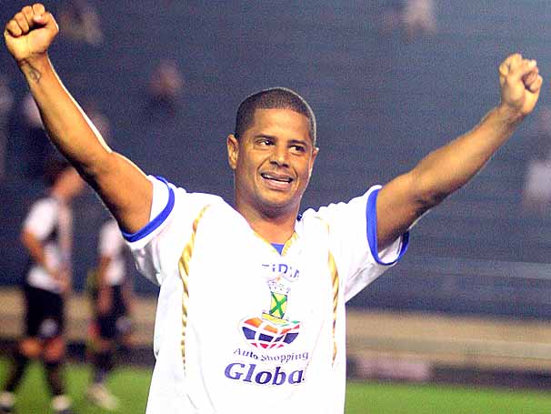 Marcelinho Carioca também entrou na festa da "lei do ex". O jogador com mais títulos com a camisa do Corinthians marcou um golaço de falta contra o Timão, em 2009 quando jogava pelo Santo André.