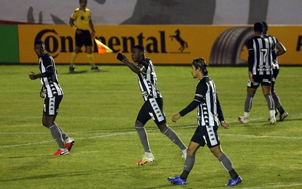 O Botafogo venceu o Paraná, por 2 a 1, nesta quarta-feira, e avançou para a quarta fase da Copa do Brasil. O zagueiro Marcelo Benevenuto, que abriu o placar, também teve bom papel na defesa e ficou com a melhor nota. Confira todas as avaliações na visão do LANCE! - Por Gabriel Grey - gabrielgrey@lancenet.com.br